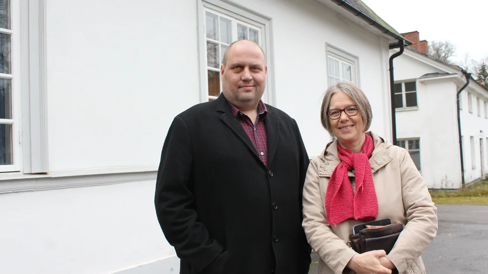 Hans Jakob Wastvedt och Margareta Engquist framför församlingshemmet, där julfirandet äger rum.