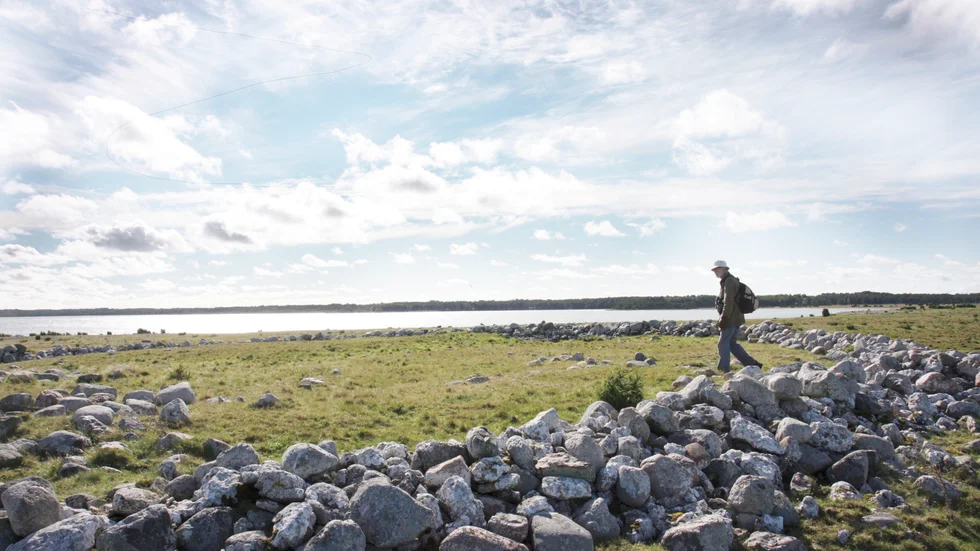 På Norsholmen på Fårö finns lämningar efter en begravningsplats där minst fem människor begravts under 1300-1400-talen.