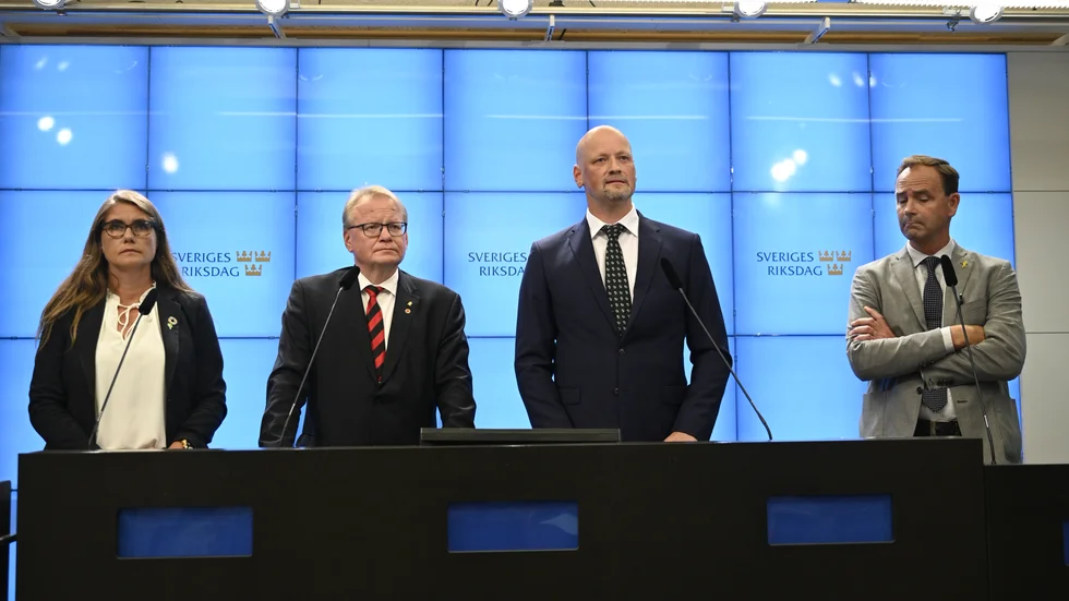 Janine Alm Ericson (MP), Peter Hultqvist (S), Daniel Bäckström (C), Allan Widman (L) på presskonferensen om försvarsöverenskommelsen.