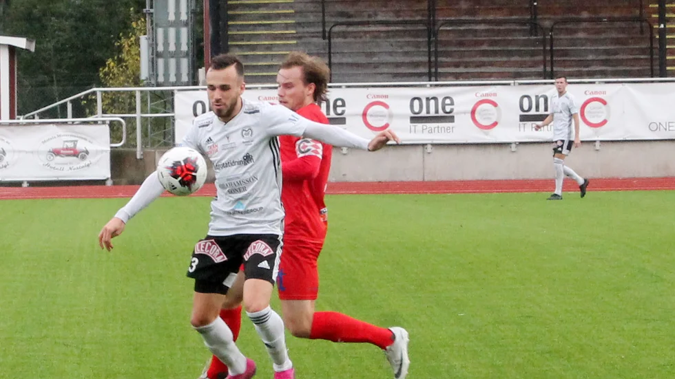 Motala AIF:s läge i toppstriden försämrades på söndagen sedan båda konkurrenterna vunnit. Här Eldin Lugonja i lördagens segermatch mot Assyriska.