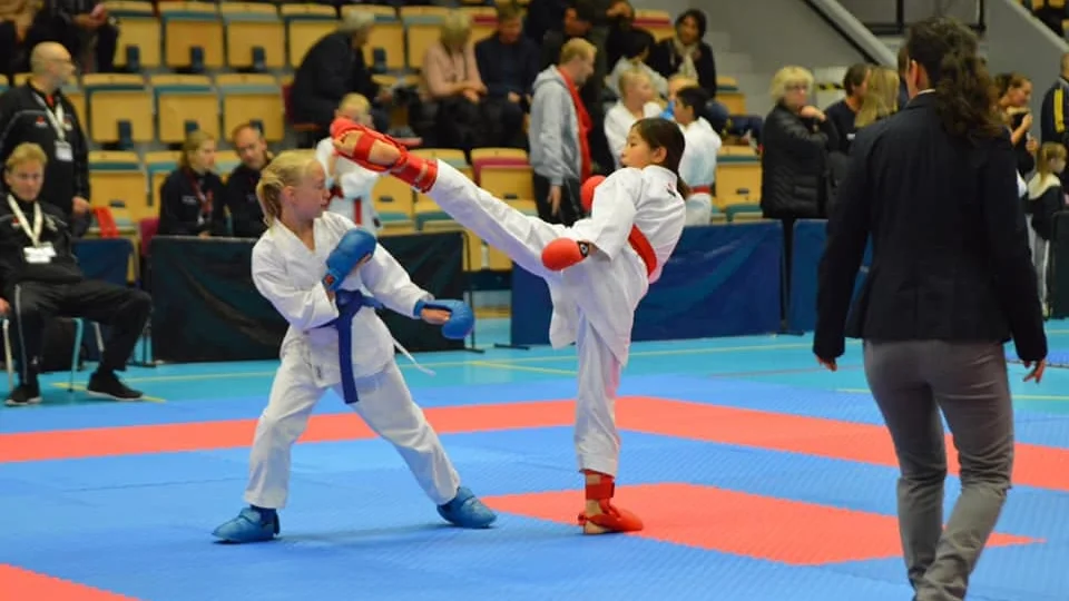 Eskilstunatjejerna Emmie Figaro Nyman (till vänster) och Liona Lieu i finalen kumite flickor 10 år