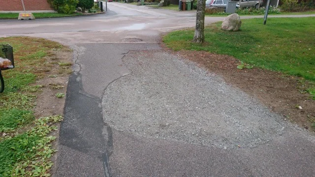 Gång- och cykelvägen vid korsningen Löparegatan och Slåtterblomsgatan skulle må bra av lite mer asfalt, anser insändarskribenten.