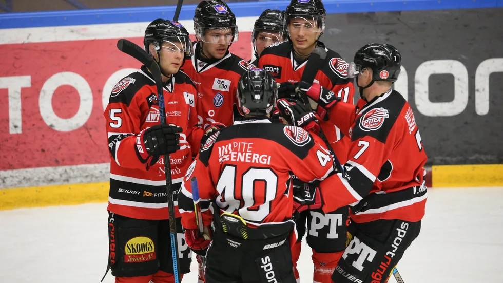 Magnus Isaksson (40 på ryggen), Piteå Hockey.