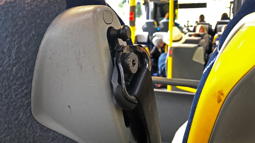 Ingen invånare eller besökare i vårt län ska i väntan på bussen eller tåget tvingas frysa utomhus strax intill våra resecentrum. Vi ska heller inte behöva vara oroliga för stökigheter och bråk, vare sig i väntrum eller under resan på bussar och tåg, skriver Urban Granström (S) och Monica Johansson (S).
