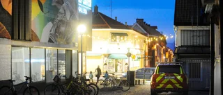 En papperskorg på en byggnad fattade eld