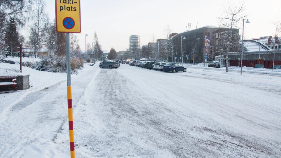 Ett 15-tal bilister bötfälldes under fredagen för att ha parkerat på platser reserverade för taxi. Nu upprörs drabbade över vad man anser vara otydlig skyltning på kyrkparkeringen. 