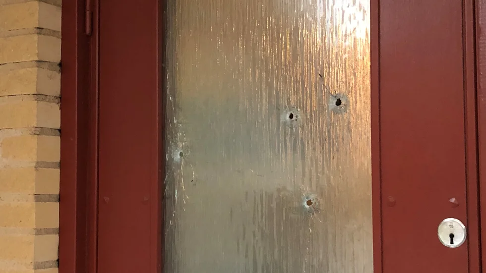 Flera kulhål i ytterdörren vittnar om skottlossningen under natten till måndagen.