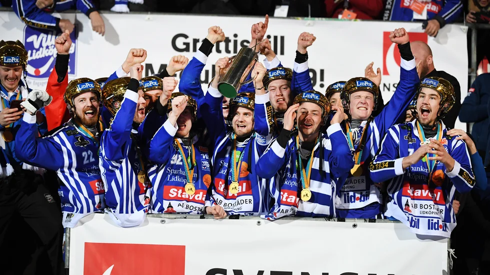 Villa Lidköping firar SM-guldet efter segern mot Studenternas i Uppsala. 