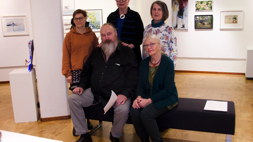 Lisbeth Nordvall, Elisabeth Isacsson, Eeva-Leena Väätäjä och, sittande, Kjell Hjort och Ann-Kristin M Sjölund, alla i Kalix konstförening.