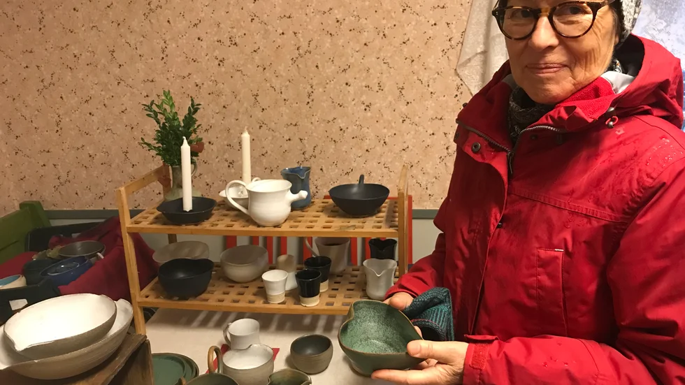 Lisbeth Reinered tittade på fina skålar hos Barbro Gustafsson inne i hembygdsföreningens stuga. 