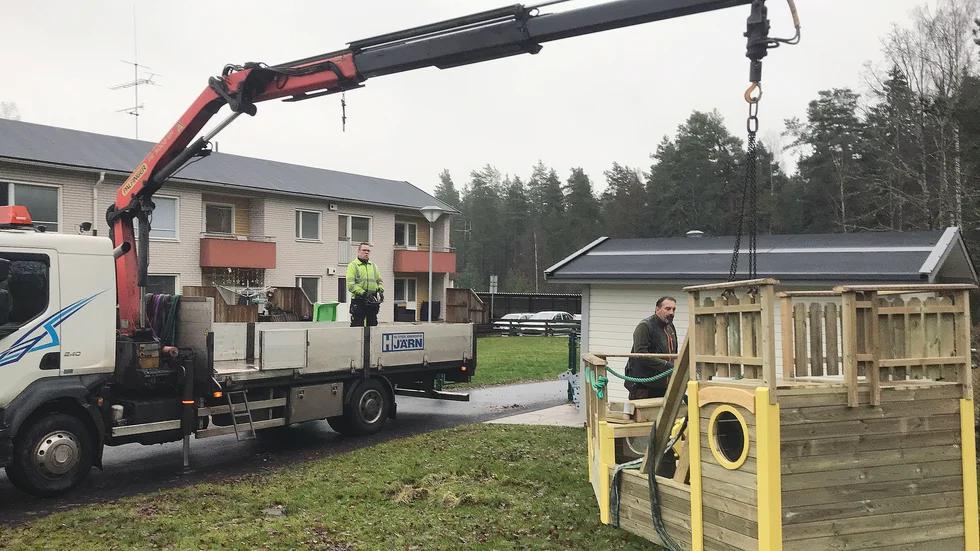 Kranoperatören Christian Strömbom och läraren Anders Larsson ser till att båten kommer på plats på lekplatsen på Örtagårdens förskola.