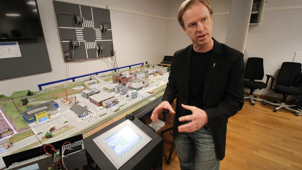 Inom cybersäkerheten pratar man ofta om tre olika angripare.  
Kriminella som vill tjäna pengar, hobby-antagonister som vill visa missnöje, till exempel aktivister som angriper en mjölkleverantör, och statsunderstödda operationer, där en stat hackar försvarsmakter eller universitetet för att få information.