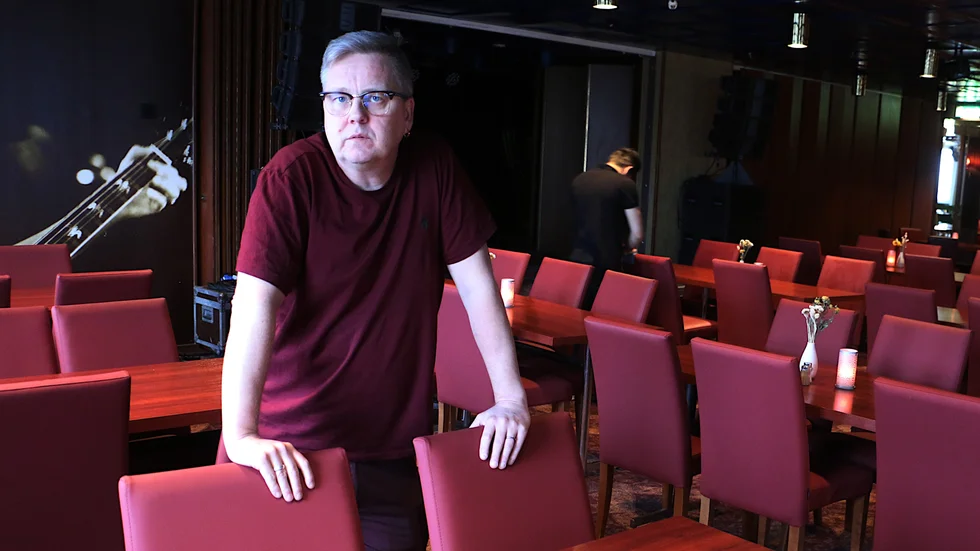 "Det är väldigt smidigt och enkelt", säger Putte Svensson Sahlin om att kontrollera gästernas vaccinpass.