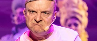 Uppskattad komiker och författare kommer med sin show till Sara Kulturhus – alldeles innan jul