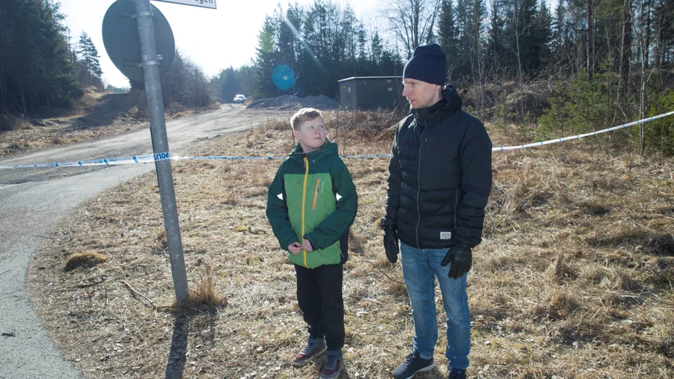 Edvin Holmestrand, 11, var på väg hem från idrottsplatsen på torsdagen när han hörde smällar och såg rök. På fredagsmorgonen var han tillbaka vid platsen tillsammans med sin pappa Linus Holmestrand för att för att bearbeta händelsen. 