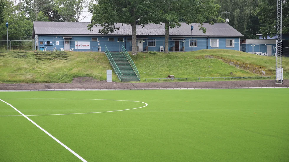 Efter Svenska fotbollförbundets beslut på onsdagen kommer det inte att spelas några division 2-matcher på Värmbols IP förrän till midsommar.