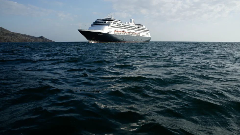 MS Zaandam, när det fortfarande låg för ankar utanför Panama City.