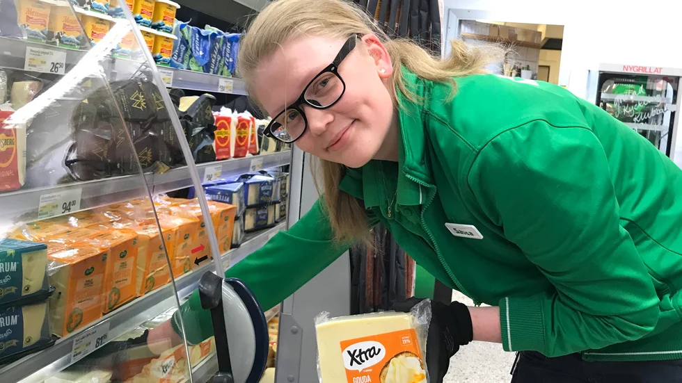 Sassa Hermansson-Norén på Coop i Vingåker har märkt att kunderna handlar mer än vanligt.

