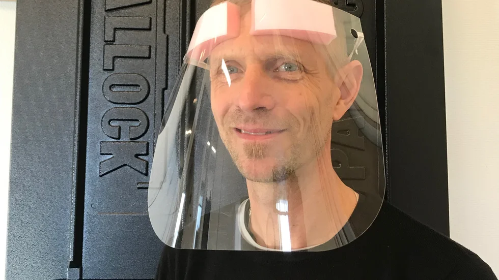 Henrik Enoksson kan göra 15 000 visir i veckan. Visiret är en prototyp.