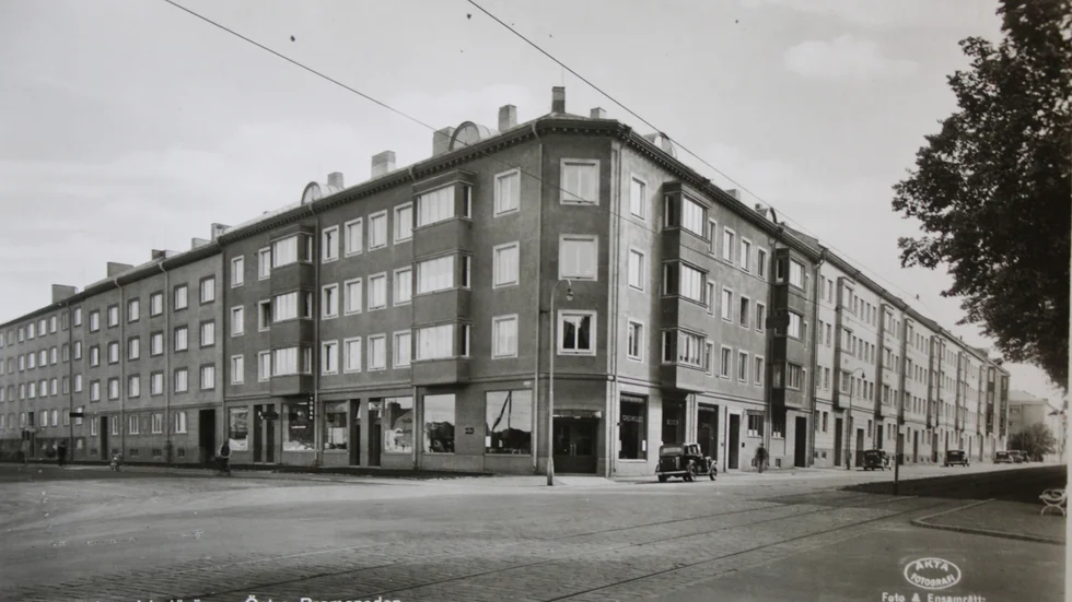 Ett vykort som skildrar ett lugnt tillfälle i den i dag så trafiktäta korsningen Lindövägen och Repslagaregatan i Östra Promenaden.