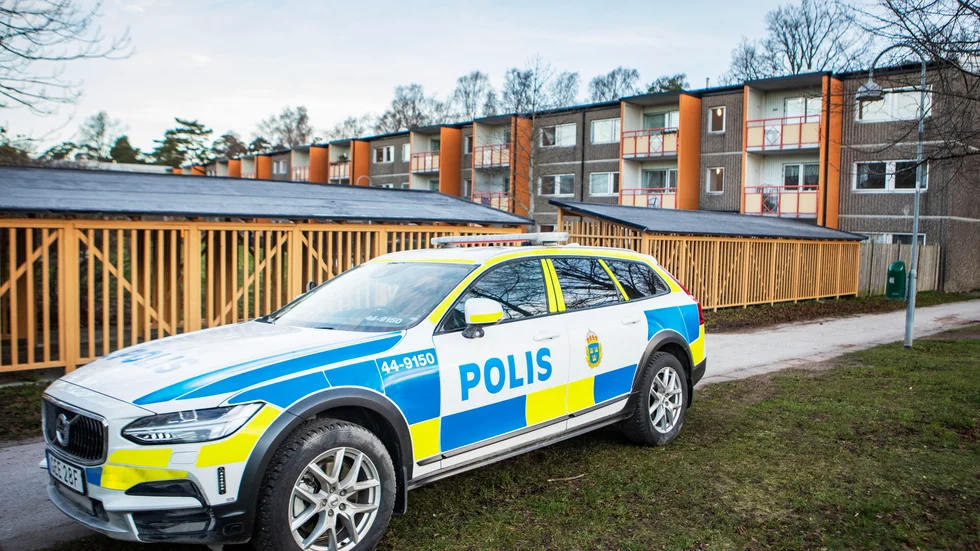 En polisbil utanför den mördade mannens bostad.