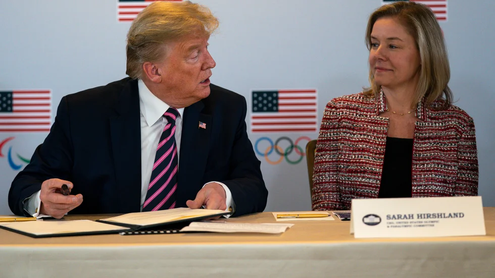 USA:s president Donald Trump och Sarah Hirshland, vd för USA:s olympiska och paralympiska kommitté, på en presskonferens i februari. Arkivbild.