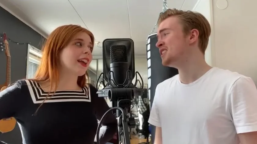 Miranda Viberg och Andreas Widemo skulle ha spelat huvudrollerna som Danny och Sandy i musikesteternas uppsättning av Grease. Här levererar de sin egen version av den välkända duetten "Summer Nights".