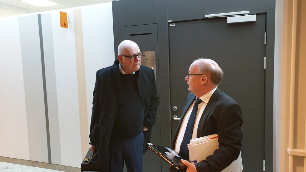 Krister Finnsson, till vänster i bild tillsammans med miljöåklagare Stig Andersson i ett helt annat mål, åberopade på onsdagen nöd och nödvärnsexcess för sin 53-årige klient. Dom meddelas om en vecka.