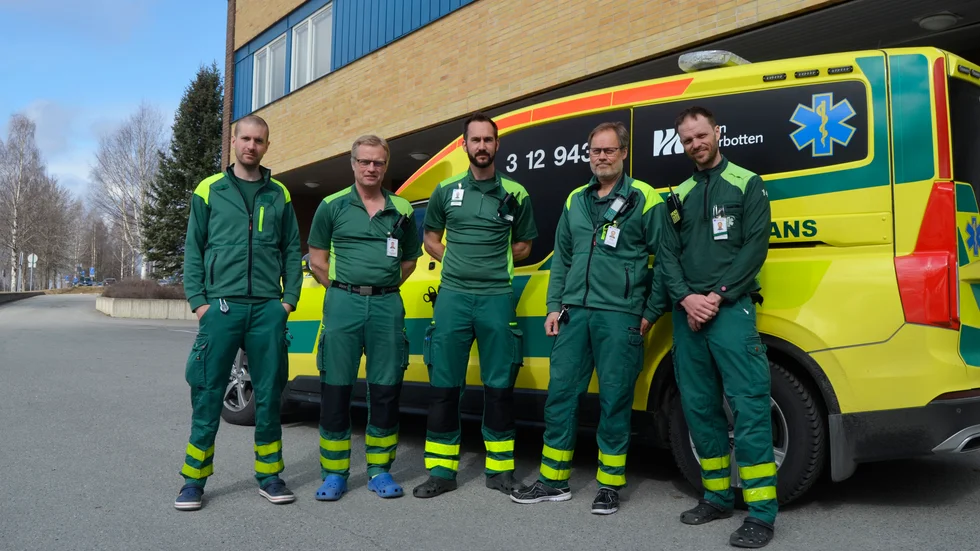 Andreas Åström, Rune Eklund, Christoffer Wehrend, Anders Lindgren och Niklas Markström vid ambulansen i Skellefteå.