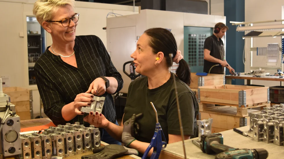 Åsa Wiger, verksamhetsansvarig och Natalja Eremchuk, montör i Gjuteribolaget.