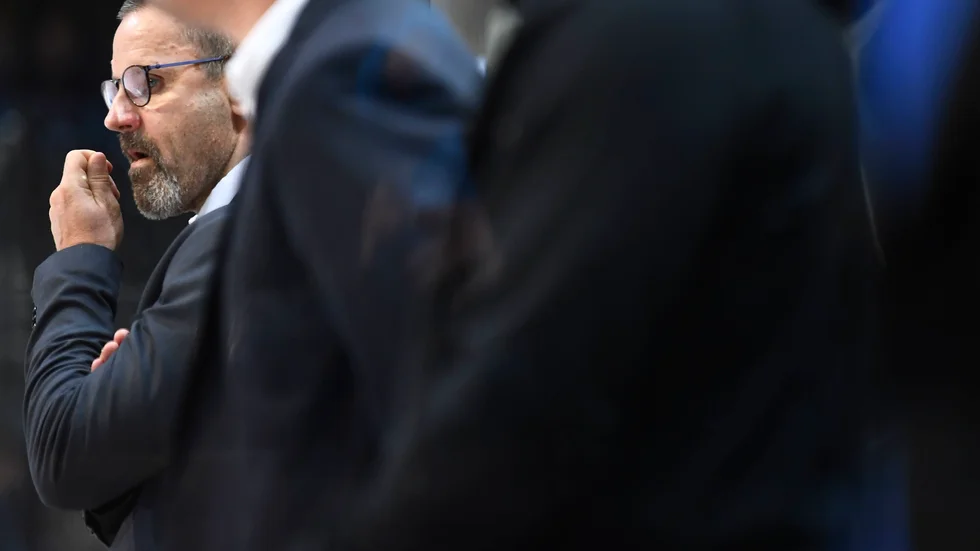 Det är sedan länge klart att Tommy Samuelsson inte fortsätter i AIK. Men vem ska fylla hans plats i båset? Ett rykte pekar på den finska tränaren Tero Lehterä. 