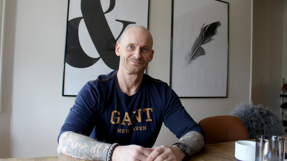 "Det enda mamma sa att jag inte fick göra när jag gick ut till sjöss när jag var 16 år, var att tatuera mig. När jag kom hem hade jag tre tatueringar." berättar Lasse Lennartsson. Sedan dess har det blivit fler.