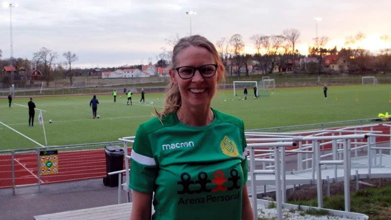 Camilla "Cammen" Lindskog, 47, är veteran och mittback i ett annars ungt damlag. "Stallis" är hennes sjunde klubbadress inom fotbollen.