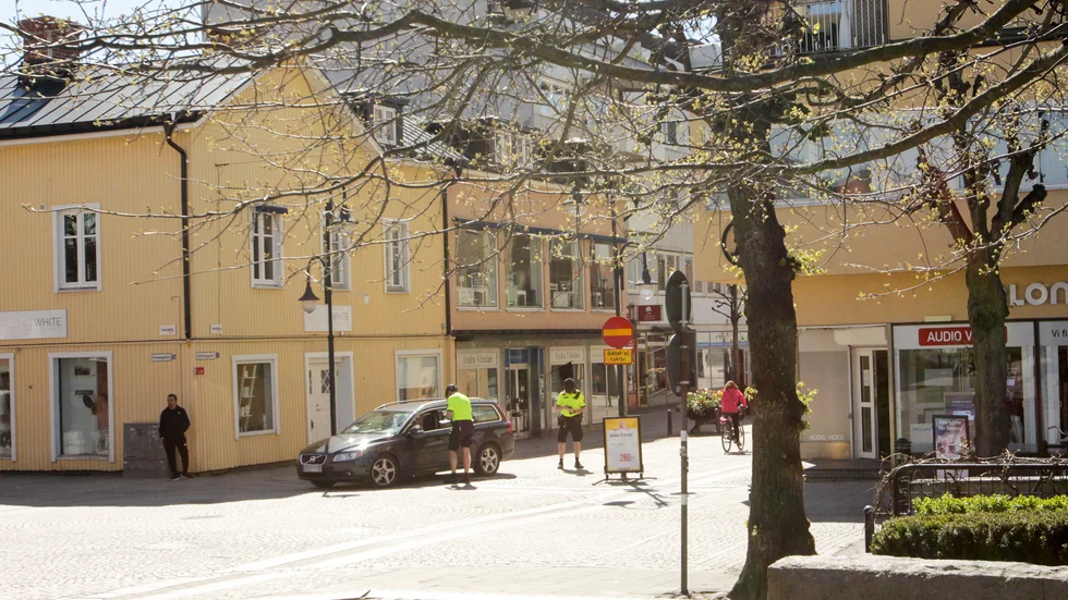 Två förare bötfälldes för otillåten fordonstrafik på Drottninggatan. På gatan gäller särskilda regler för biltrafiken.  