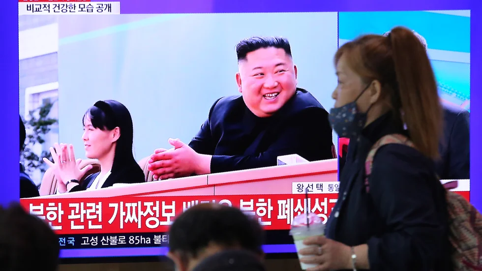 En sydkoreansk tv-sändning om läget i grannlandet. I tv-bilden syns Kim Jong-Un, närmast kameran, och hans syster Kim Yo-Jong vid en ceremoni på en gödselanläggning. Enligt nordkoreanska medier ägde ceremonin rum förra fredagen.