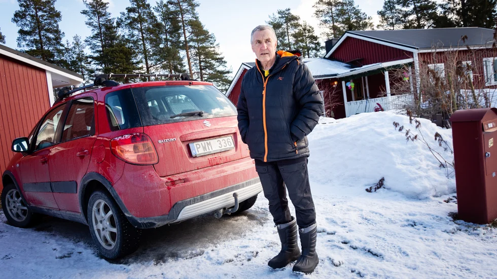 Förre kommunalrådet Kjell Mickelsson är mycket kritisk till hur samhället har "rustats ner" genom en rad privatiseringar.