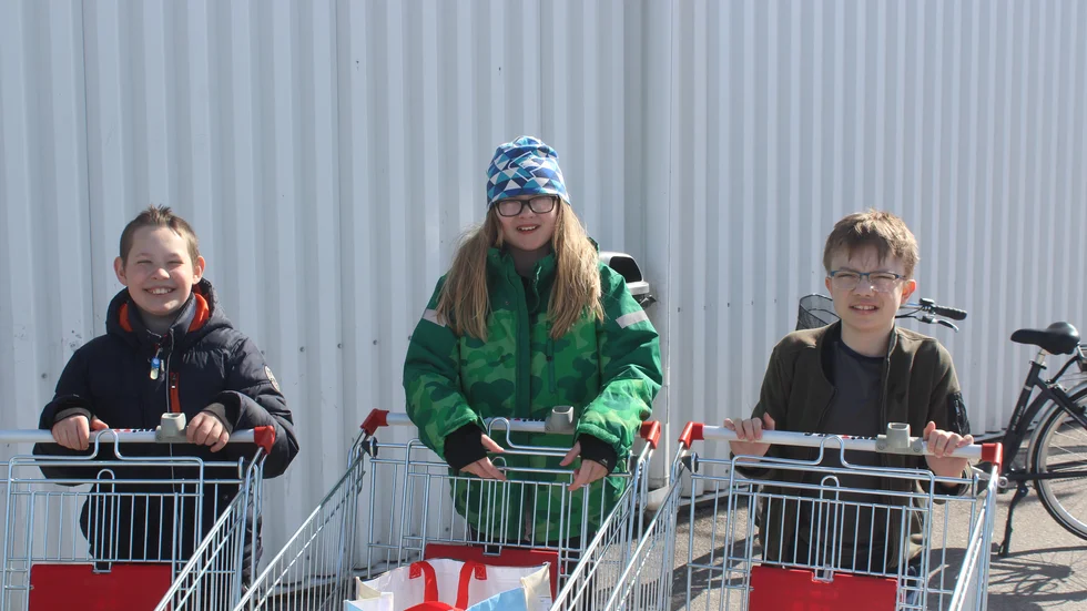 Alexander Klasson, Miranda Lundberg och Felix Granberg handlar åt äldre och tycker det känns väldigt bra att få hjälpa dem. 