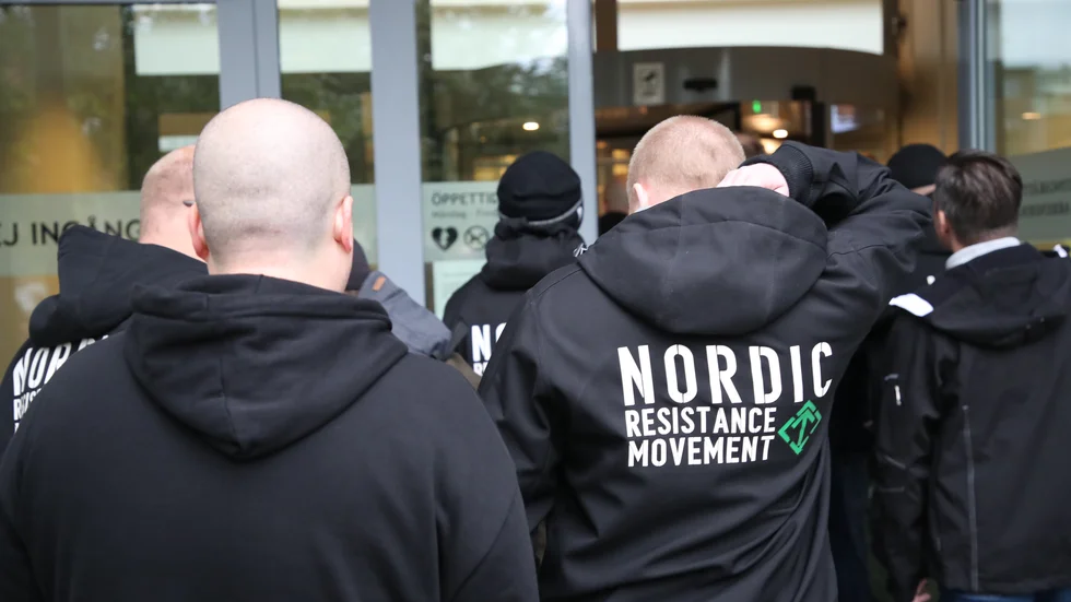Aktiva NMR-medlemmar på väg in till rättegång. Organiserade demonstrationer - och således även rättegångar - har hållits på flera ställen.