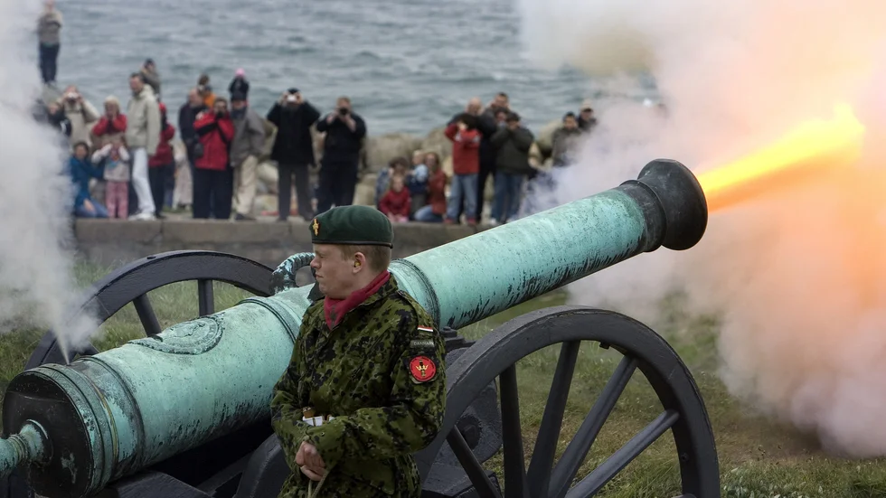 På drottning Margarethes födelsedag den 16 april brukar det skjutas salut i Danmark. Men i år ställs saluteringen in med hänvisning till virusrestriktioner. Arkivbild.