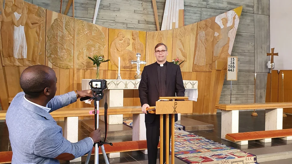 Kyrkoherden Mattias Bähr spelar in delar av påskens gudstjänster. Först var det tänkt att det skulle var för dem som inte kunde ta sig till kyrkan - men nu är gudstjänsterna inställda. Församlingen bedömer att smittorisken ökat.