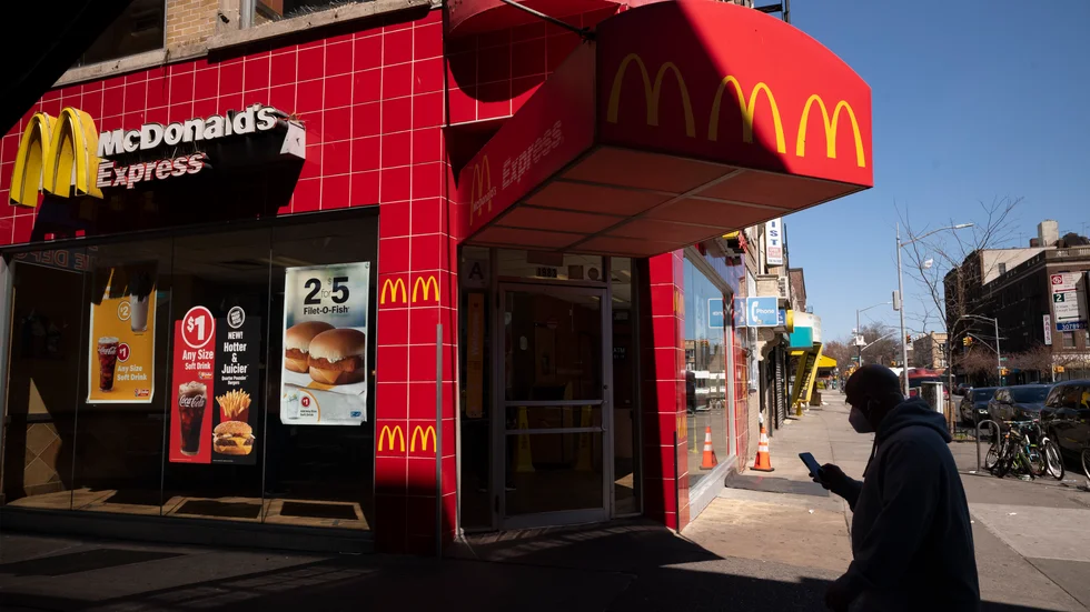 En McDonalds's-kund med skyddsmask i Brooklyn, New York.