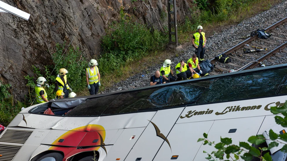 Bussen störtade ned på ett järnvägsspår.
