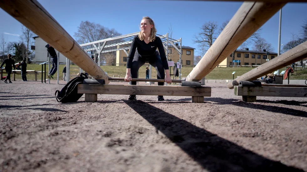 Malin Samuelsson tränar på utegymmet vid Slottsskogen i Göteborg. "Man behöver ett avbrott och få komma ut", säger hon.