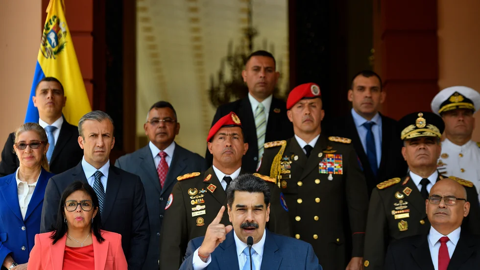EU backar ett förslag från USA om att en övergångsregering bildas i Venezuela för att bryta det politiska dödläget. Men president Nicolás Maduro (längst fram i mitten) förkastar förhandlingspropån. Arkivbild.