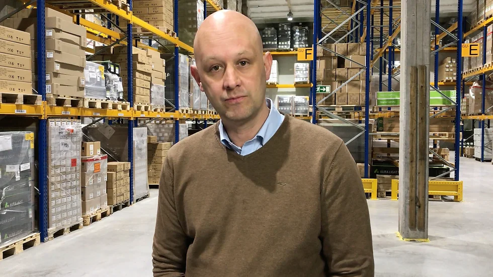 Andreas Teodorsson är platschef på Aura Light i Vimmerby. Produktionen rullar på utan nergång, men en högre frånvaro märks på grund av det nya coronaviruset.
