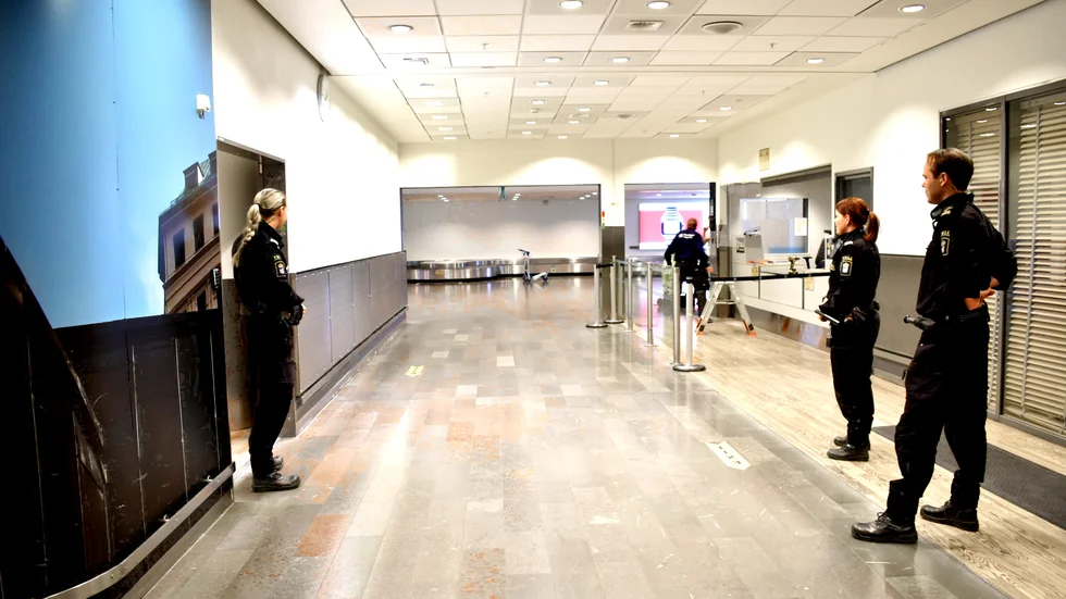Mimi Larsdotter, Malin Juka båda tullinspektörer samt Urban Gustafsson, gruppchef på Tullverket Arlanda, visar hur de står och tar emot när passagerare kommer, Men tullfiltret som platsen kallas, ekar tom.