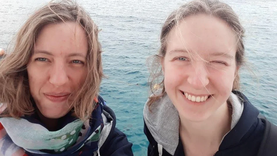 Systrarna Karolina och Klara Östberg tycker inte att Trosa kommun ska bygga nya idrottsanläggningar på gammal jordbruksmark.