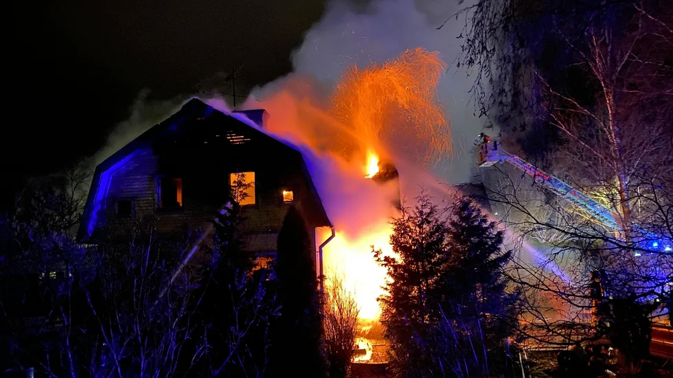 Natten till söndagen brann en villa i Storvreta. En person hittades senare död inne i huset.