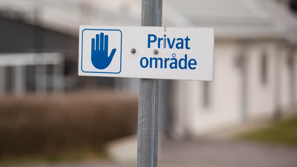 Skyltarna på Julitagatan strider mot detaljplanen för området. 