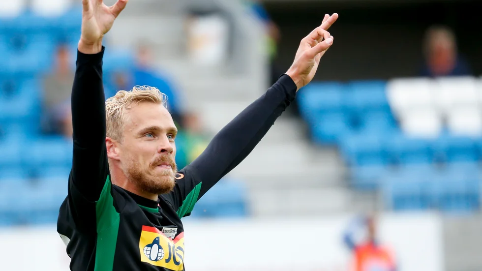 Pontus Engblom gjorde två mål i comebacken i Sundsvall. Här jublar han över mål i den norska ligan. Arkivbild.